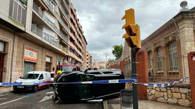 Un vehículo volcó este martes día 30 de abril frente a la Escola Prat de la Riba de Reus. foto: A. González