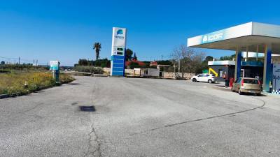 La benzinera atracada està a peu de la carretera C-37, a prop del nucli urbà de Valls. foto: Àngel Juanpere