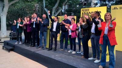 El president de la Generalitat alza el puño en el centro de la imagen, este miércoles en Tortosa. Foto: M. Pallás