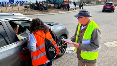 Manifestantes, informando a los conductores del proyecto de Lotte. Foto: MCG