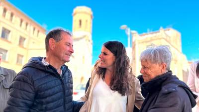 La candidata de Junts por Tarragona, Mònica Sales, junto a sus padres. Foto: cedida