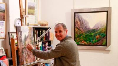 El paisajista contemporáneo de Alcover, Jordi Isern, pintando una de sus obras. FOTO: CEDIDA