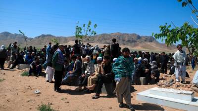 Gente en un funeral en Afganistán, en una imagen de archivo. Foto: EFE