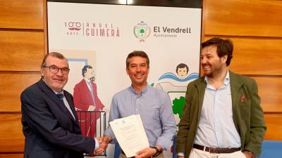 El alcalde Kenneth Martínez y el director de la Xarxa Sanitària, Joan Maria Adserà en la firma del convenio.