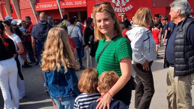 Raquel Sans (ERC), con sus hijos antes del partido del Gimnàstic en el Nou Estadi. Foto: Cedida
