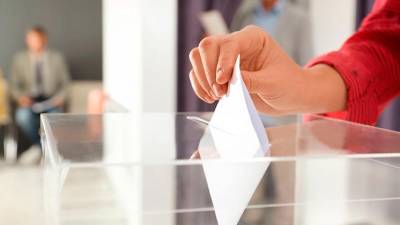 Una imatge d’arxiu d’un vot en una urna. Foto: DT