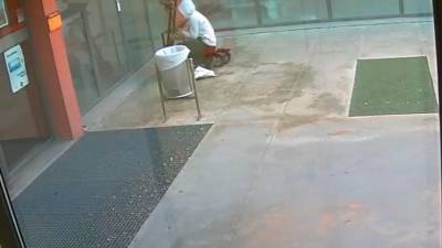 Imagen del individuo robando un patinete eléctrico. Foto: Mossos