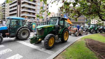 Tractores cortando la Imperial Tarraco en una manifestación. Foto: Pere Ferré