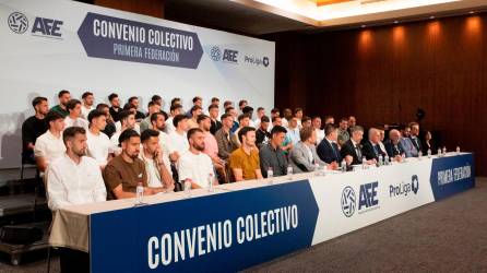 Los jugadores y representantes de AFE y Proliga, entre otros, tras la firma del convenio. Foto: AFE