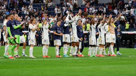 Los jugadores del Real Madrid celebraron el triunfo contra el Cádiz en el césped del Bernabéu al cántico de ‘Campeones, campeones’. Foto: EFE