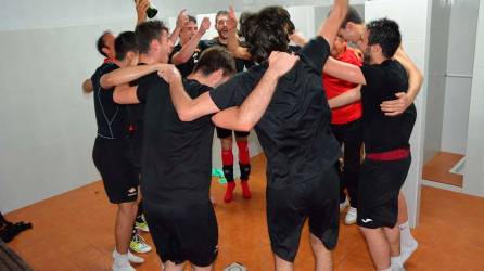 Los jugadores del CV Sant Pere i Sant Pau celebrando el último ascenso conseguido a la Superliga 1 (2016-2017). foto: cedida