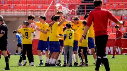 Los jugadores del xBuyer Team celebra la conquista de la Costa Daurada Cup. Foto: Marc Bosch