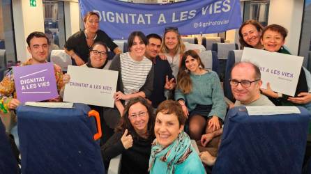 Un grupo de la plataforma Dignitat a les vies, tras reunirse ayer por la tarde con representantes de Renfe. foto: dt