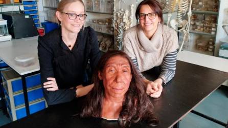 Las doctoras Emma Pomeroy y Lucía López-Polín con la reconstrucción de la mujer neanderthal de 75.000 años. Foto: Dra. Emma Pomeroy-Cambridge University.