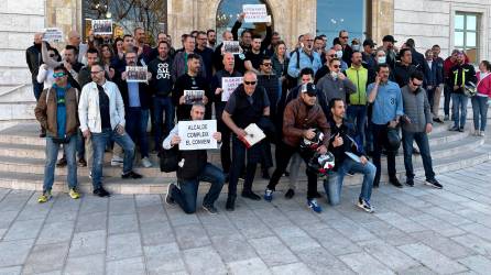 Agentes de la Urbana de Tarragona tras el pleno en el Ayuntamiento. Foto: C.Pomerol