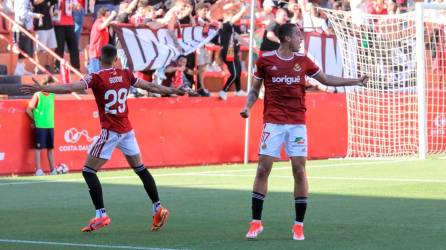 Alan Godoy y Pablo Fernández celebran el gol del delantero canario frente a la SD Logroñés. foto: àngel ullate