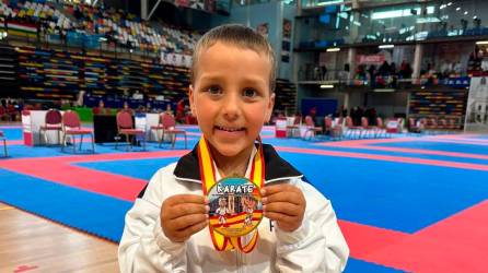 Alexander Liceo posa con la medalla de oro conseguida en Kata Benjamín. Foto: Cedida