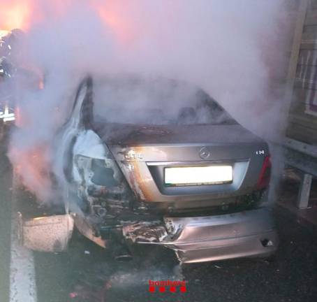 El vehículo quemado en Tarragona.