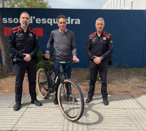 Induráin, con dos agentes de los Mossos y la bici. Foto: Cedida