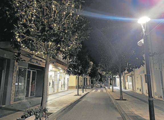 Las calles del puerto han cambiado las luces por hilos luminosos en los árboles. Foto: Àngel Ullate