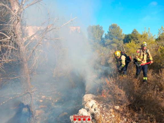 Efectivos de Bombers trabajan en el incendio. Foto: Bombers de la Generalitat