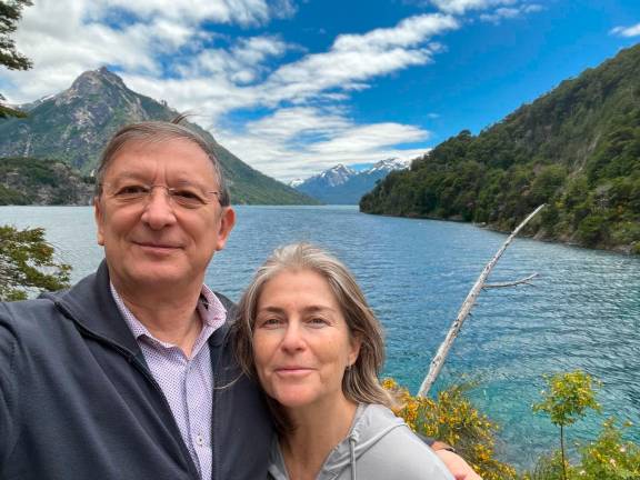 Pere Lluís Huguet, con su mujer en el Lago Nahuel Huapi en los Andes argentinos. Foto: cedida