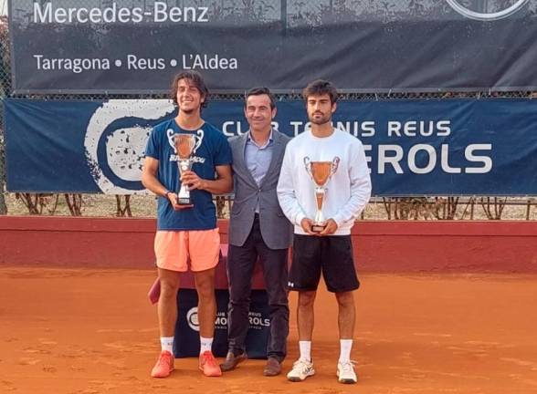 Bruno Pujol y Antonhy Genov junto al presidente del Club de Tennis Reus Monterols David Cortés. foto: ct reus monterols