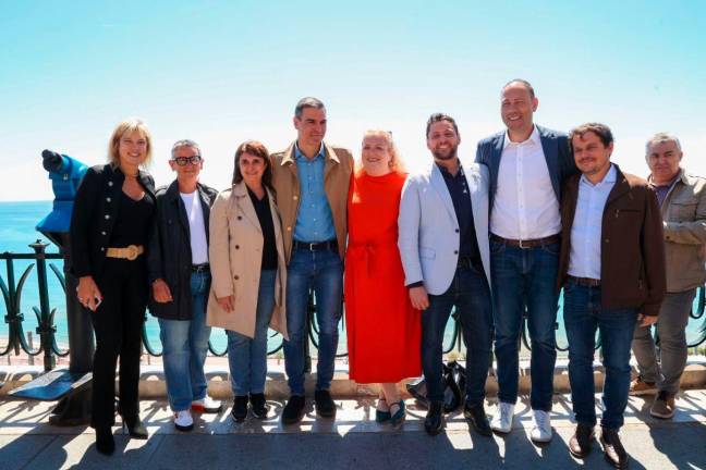 Sánchez, con siete concejales del PSC del Ayuntamiento de Tarragona. Foto: Cedida