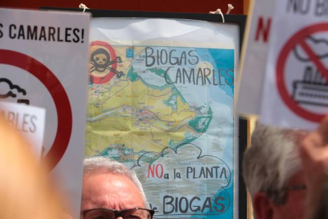 Cartells contra la possible implantació d’una planta de biogàs al municipi de Camarles. Foto: ACN