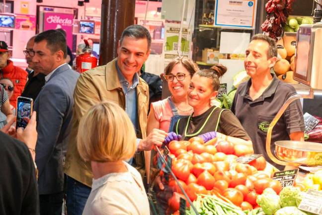 El presidente del Gobierno, en una parada de fruta del Mercat Central de Tarragona. Foto: Cedida
