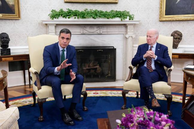 Pedro Sánchez y Joe Biden hablan durante la reunión en la Casa Blanca, en Washington. Foto: EFE/Lenin Nolly
