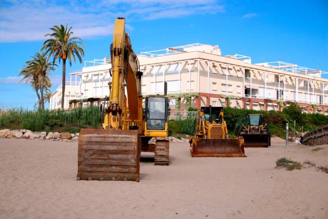 Varias máquinas preparadas para mover arena en la actuación del servicio de Costas en la playa del Vendrell. Foto: Mar Rovira / ACN