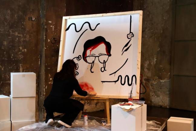 $!La artista Mireia Esteban pintando una obra con la cara de Salvador Illa. Foto: Mariona Puig / ACN