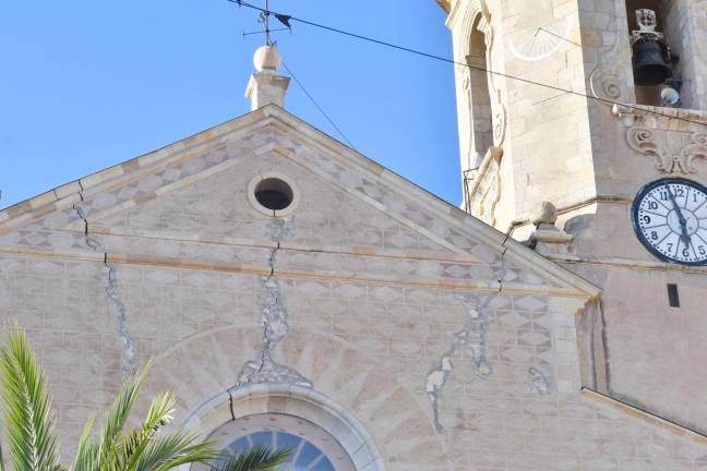 Algunas de las grietas que se pueden observar en la iglesia de Sant Feliu Màrtir de Constantí. Foto: Alfredo González