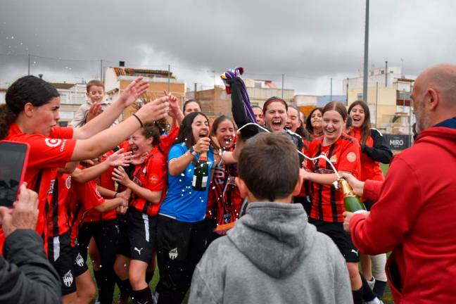 Celebración de las jugadoras del cadete A femenino del Reus. FOTO. Cedida