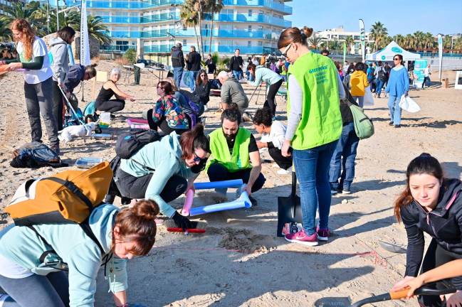 A lo largo de toda la mañana, decenas de personas recogieron y clasificaron diferentes tipos de residuos vertidos en la playa. Foto: Alfredo González