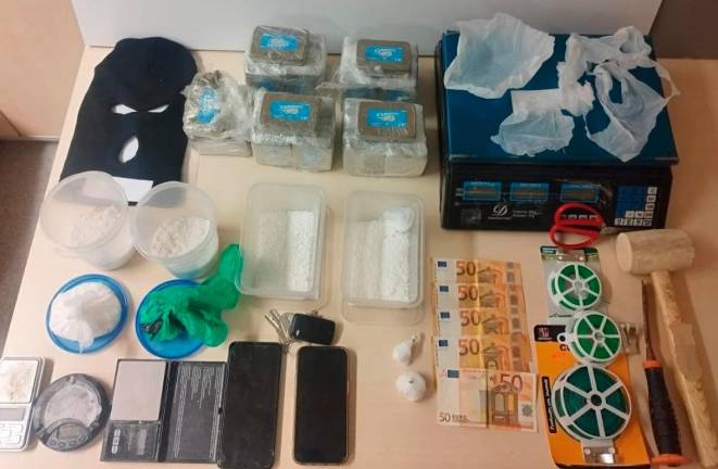 La droga y utensilios confiscados en Reus. Foto: CME