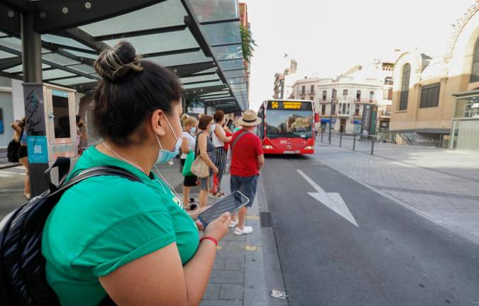 Una usuaria consultado la app para transporte público en Tarragona. Foto: PF/DT