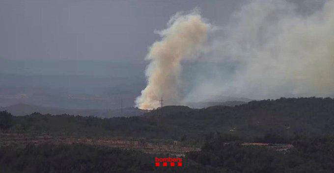 La columna de humo desde lejos. Foto: Bombers de la Generalitat