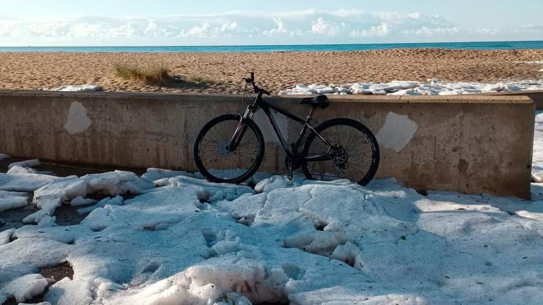 $!Fotogalería de la ‘nevada’ de abril en la costa de Tarragona
