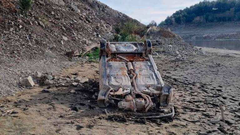 Detalle del coche aparecido en el pantano de Riudecanyes. Foto: cedida