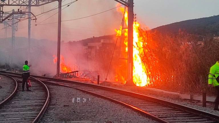 Imagen del incendio ocasionado al lado de las vías debido a la sobretensión en Montcada. Foto: ACN