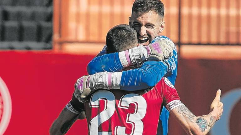 Manu García, que vuelve hoy al once titular, se abraza con Eric Montes. Foto: Àngel Ullate