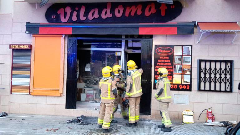 Bombers en la puerta del negocio de toldos de Torredembarra. Foto: cedida