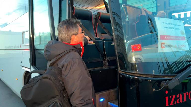 Un usuario del R4 en Sant Vicenç de Calders accede a los buses alternativos habilitados por los cortes derivados de las obras del corredor mediterráneo. Foto: ACN