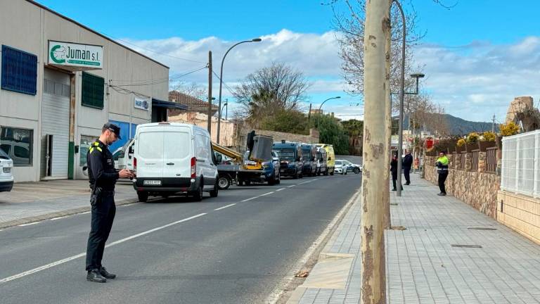 $!Guardias municipales de Riudoms cortaron el acceso al municipio por la avenida de Reus mientras se desarrollaba la operación. Foto: Alba Mariné