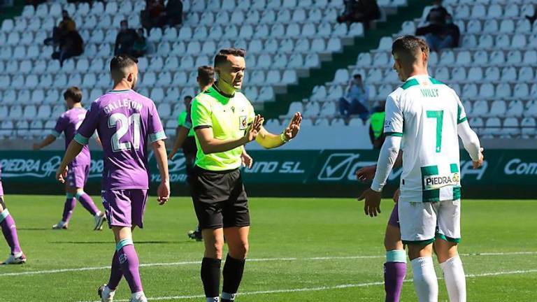 Pérez Hernández arbitrando un duelo de Primera RFEF entre Córdoba y Betis Deportivo. Foto: Francisco González