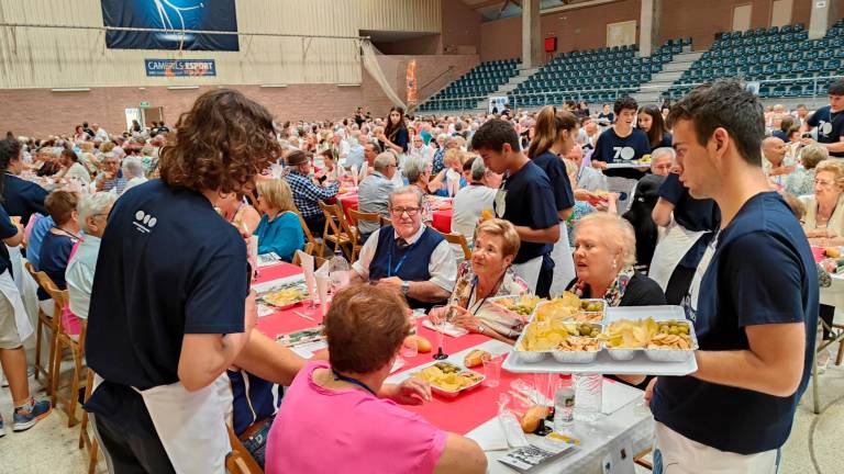 Un equipo de 120 voluntarios y voluntarias se encargaron de servir la comida. foto: Alfredo González