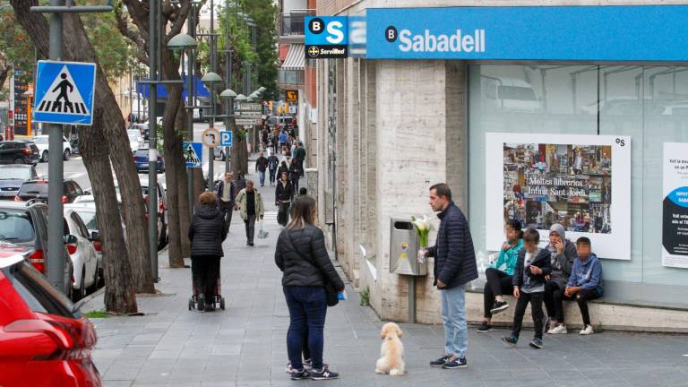 Oficina del Banc Sabadell en la calle Pere Martell de Tarragona, en una imagen de ayer al trascender la posible fusión. foto: pere ferré