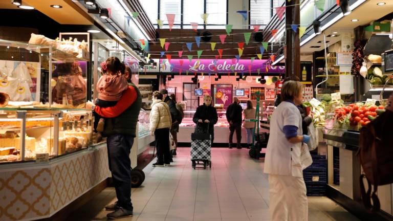 Varios clientes pasean y efectúan sus compras en el Mercat Central de Tarragona. Foto: Pere Ferré